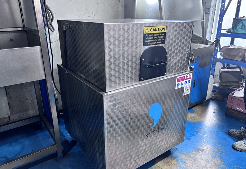 Ultrasonic cleaning machine for transmission components