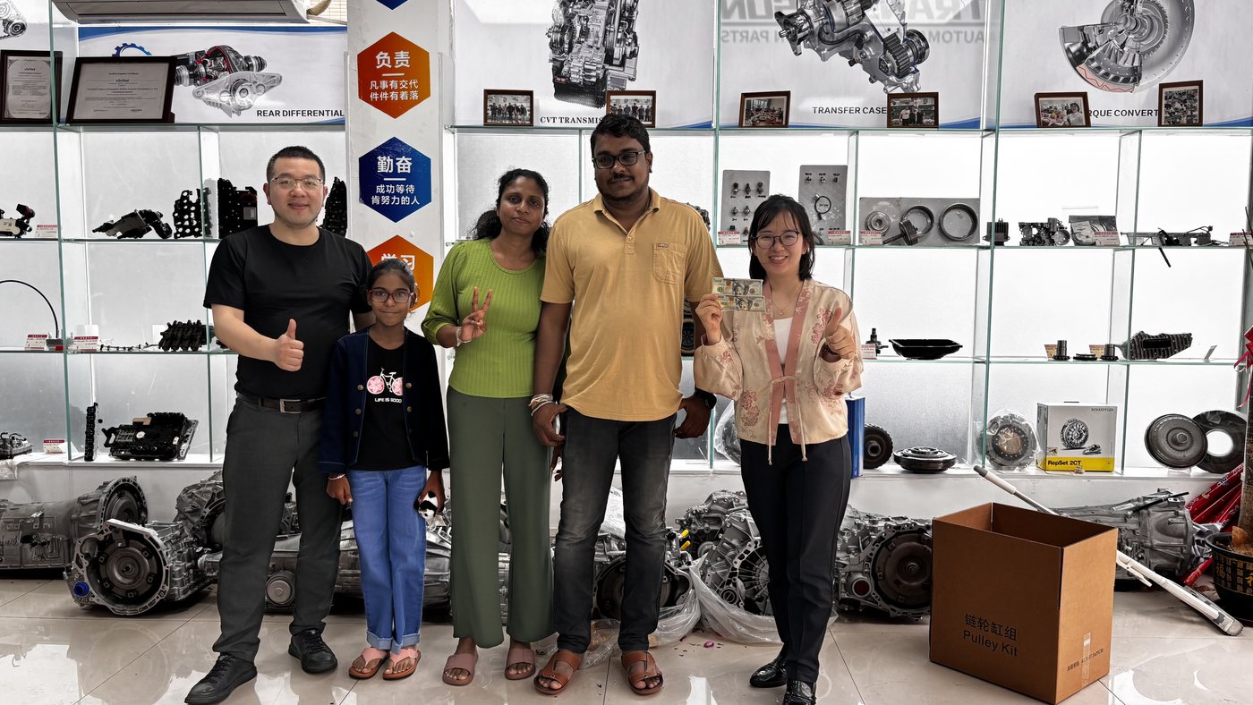 Customer group photo in the TRANSMESUN showroom